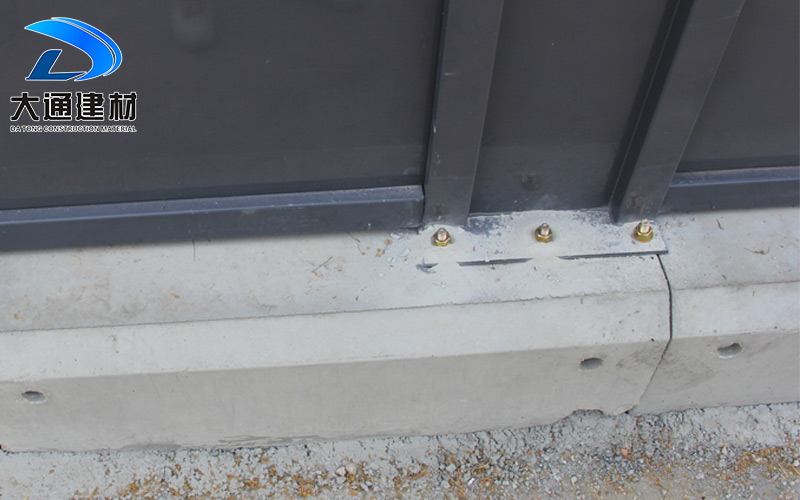 A類鋼結構圍擋，圍擋安裝基礎水泥塊